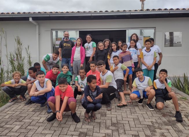 api-modulos/fotos/img/galeria_cat_culturais_493/493/13440/VISITA GUIADA POR GUSTAVO, ESCOLA MUNICIPAL PROF. MÉRCIA MARIA SILVA CHAVES, PROF. CIRLENE, 24.09.2025 (11).jpg